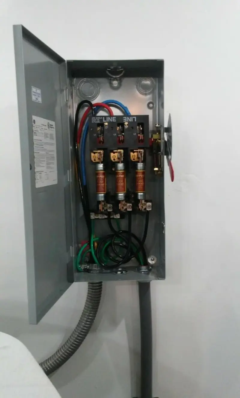 Three-phase disconnect switch installed for Smoke Detector Installation in Knob Noster